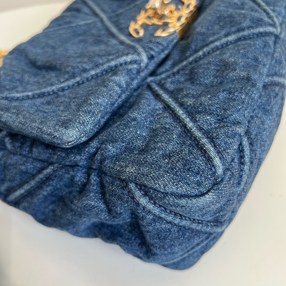 CHANEL 19 SMALL - Picture 8 of 10